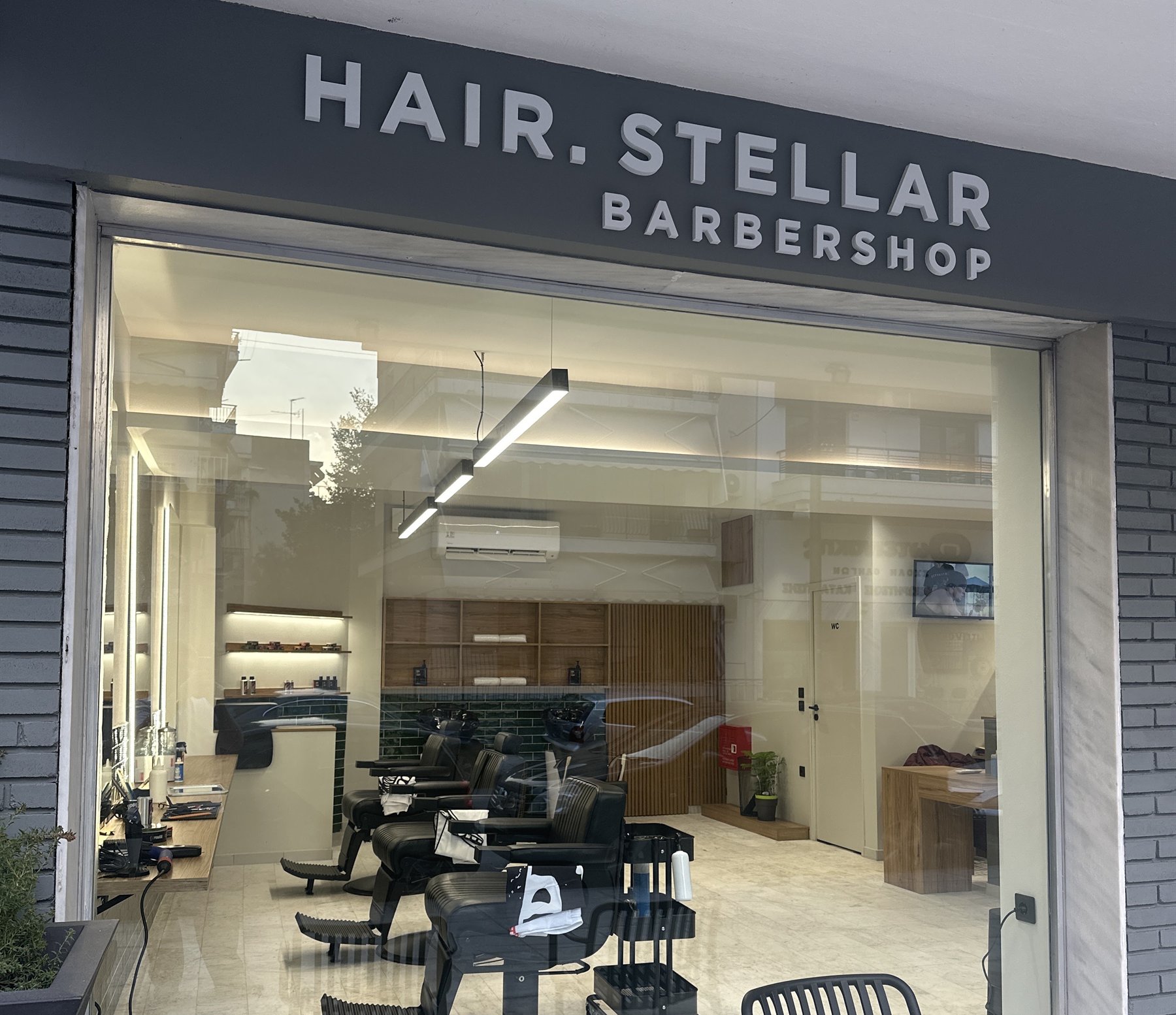Η πρόσοψη του Hair.stellar στην Παπάφη, με την επιγραφή του μαγαζιού